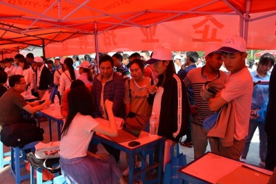 《剛辭職？利用電子廠招聘信息，年底求職不再迷?！?></i><em>3</em>
          <p>《剛辭職？利用電子廠招聘信息，年底求職不再迷?！?/p>
          <span>年底跳槽困惑多？本文圍繞電子廠招聘，解答諸如轉(zhuǎn)行跳槽、剛辭職求職、長(zhǎng)時(shí)間未找到工···</span> </a></li>
        
        <li><a href=
