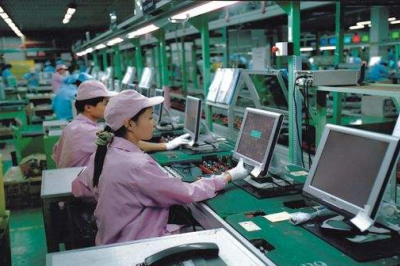 “電子廠招聘信息背后的壓力真相：白領(lǐng)與普工誰更艱難？”