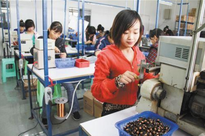 “為何中年人對(duì)電子廠招聘信息趨之若鶩？因?yàn)樨?zé)任與無(wú)奈！”